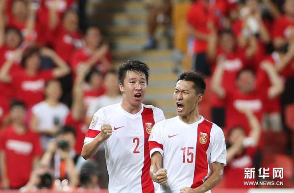 中国队球员吴曦（右）攻入中国队第一粒进球后与队友任航庆祝
