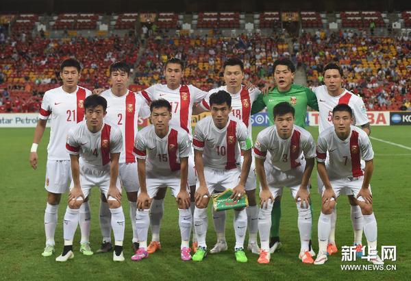 中国队球员吴曦（右）攻入中国队第一粒进球后与队友任航庆祝